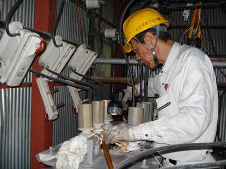 岐阜県内鉱山にて高圧受電設備の変圧器の絶縁油の交換を行いました。