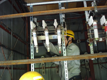 岐阜県内鉱山にて高圧受電設備の変圧器の絶縁油の交換を行いました。