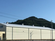 岐阜県内のプラスチック製植木鉢（プラ鉢）の工場の倉庫屋根に遮熱塗料塗装工事を行いました。