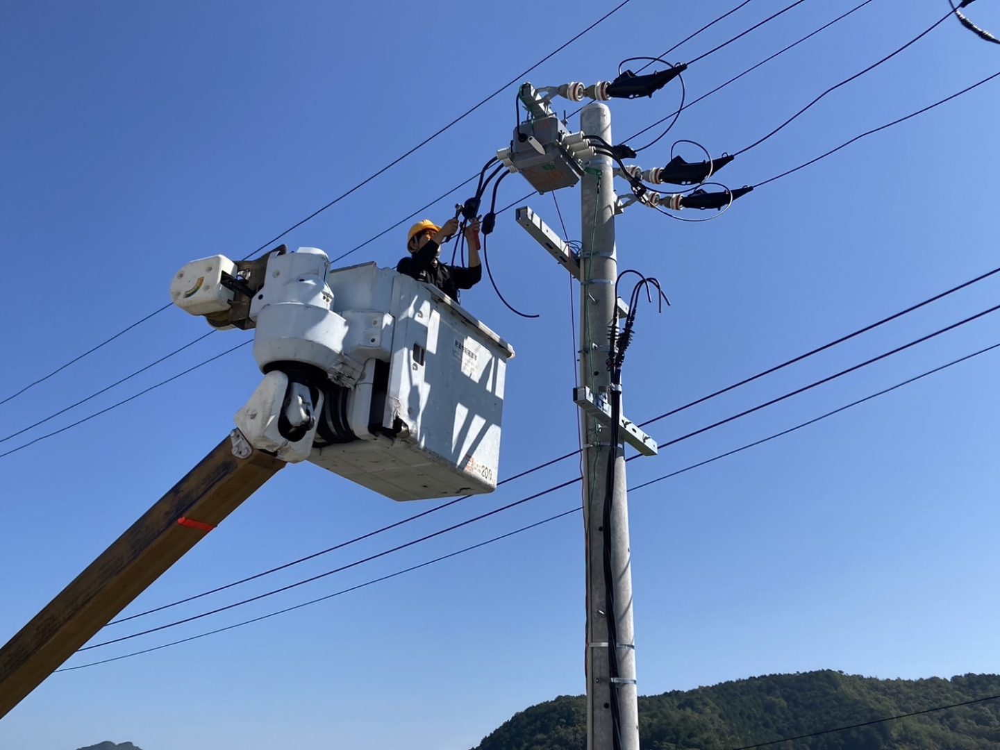 岐阜県山県市の新築樹脂成型工場へキュービクルの設置を行いました。